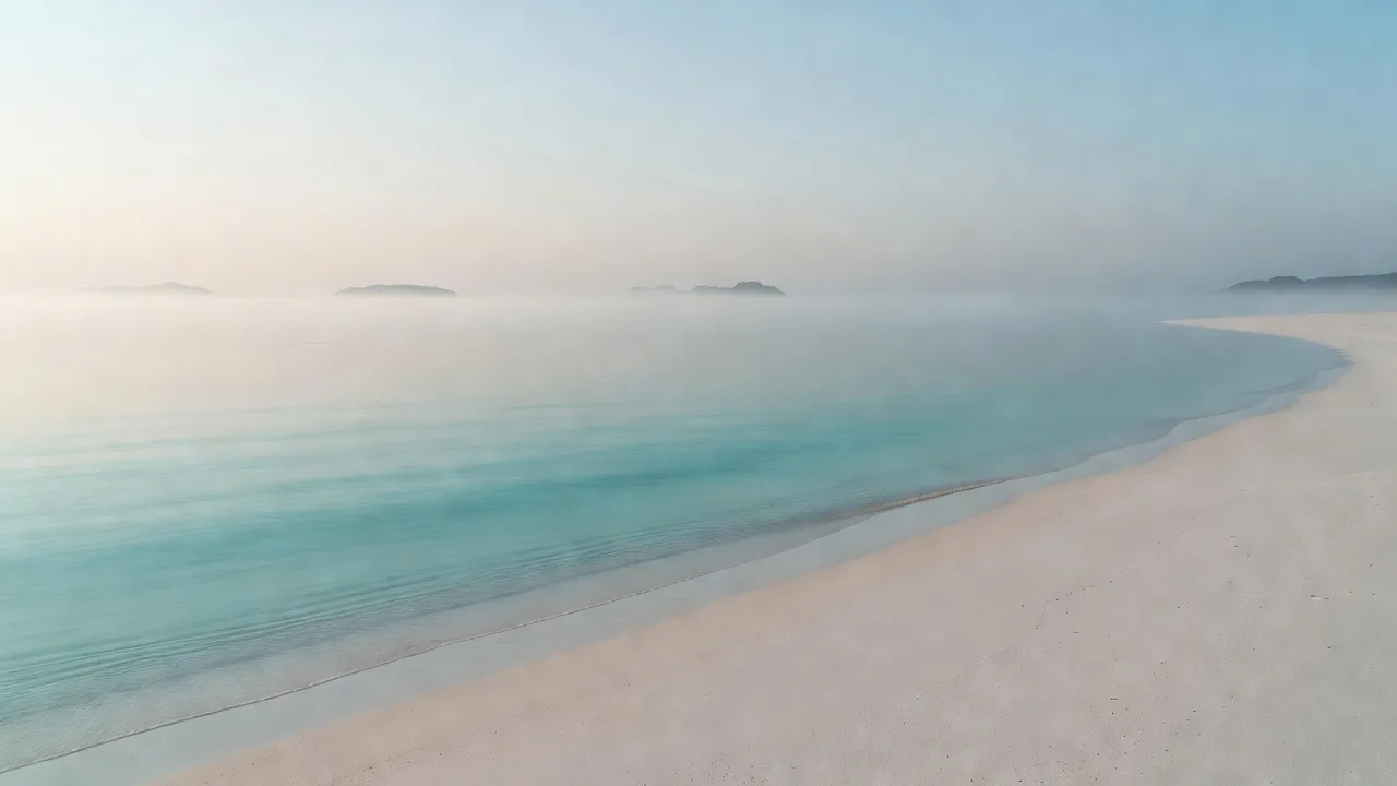 霧に包まれた海岸